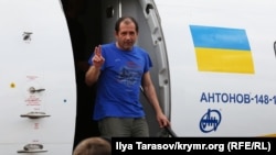 Владимир Балух выходит из самолета в аэропорту «Борисполь» после обмена удерживаемыми лицами между Украиной и Россией, 7 сентября 2019 года