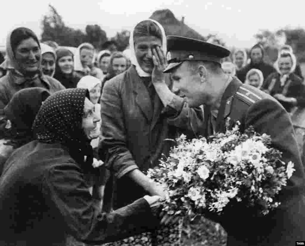 Юрий Гагаринді батыр ретінде қарсы алған Смоленск тұрғындары. 16 маусым 1961 жыл.&nbsp; &nbsp;