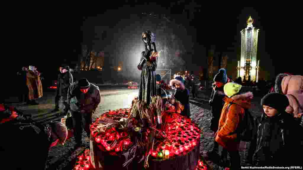 Люди принесли колоски пшениці, кетяги калини, свічки й квіти