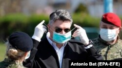Президент Хорватії Зоран Миланович одягає захисну маску