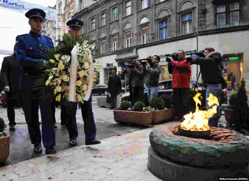 Polaganje cvijeća na spomen obilježje Vječna vatra, Sarajevo, 25.11.2011.