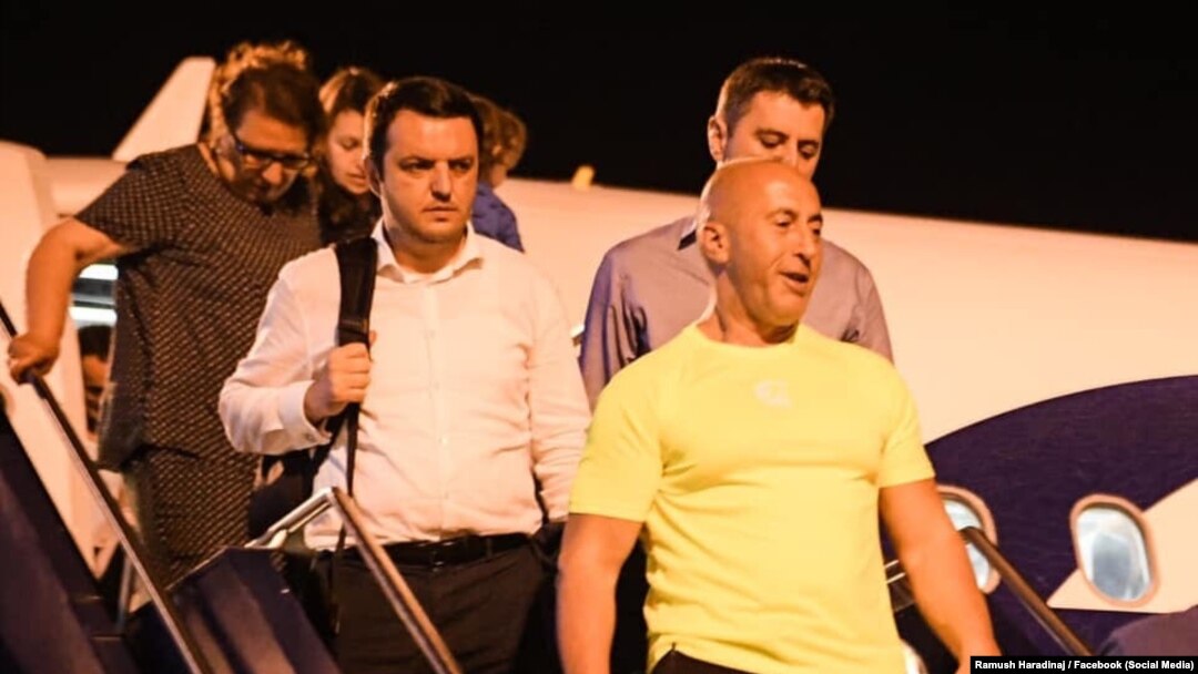 Ramuš Haradinaj na prištinskom aerodromu nakon povratka iz Haga