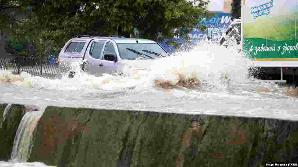 Автомобиль на одной из затопленных улиц в центре города