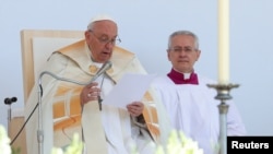 Papa Francisc ține o slujbă în aer liber la Budapesta, pe 30 aprilie. 