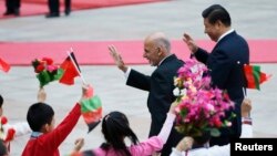 File photo of Afghan President Ashraf Ghani Ahmadzai and China's President Xi Jinping (R).