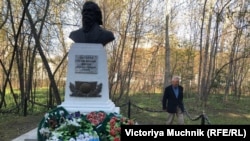 Танака Кацухико у памятника Григорию Потанину в Томске