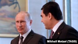 Türkmenistanyň prezidenti Gurbanguly Berdimuhamedow (s) we Orsýetiň prezidenti Wladimir Putin (ç), Aşgabat, 2-nji oktýabr, 2017.