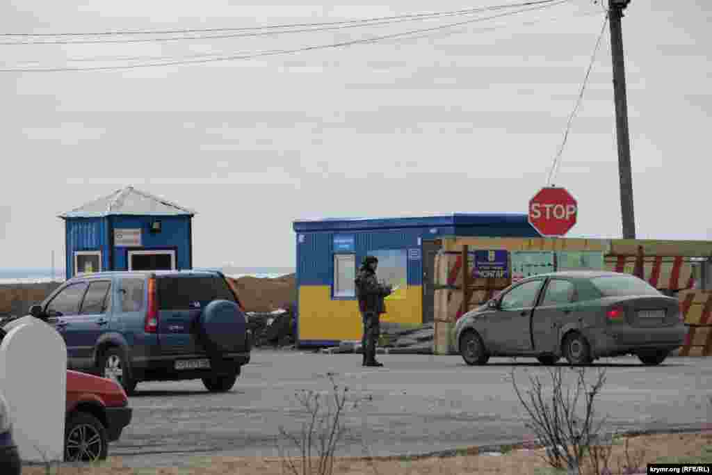 Контрольно пропускний пункт на «кордоні» з Кримом з української сторони