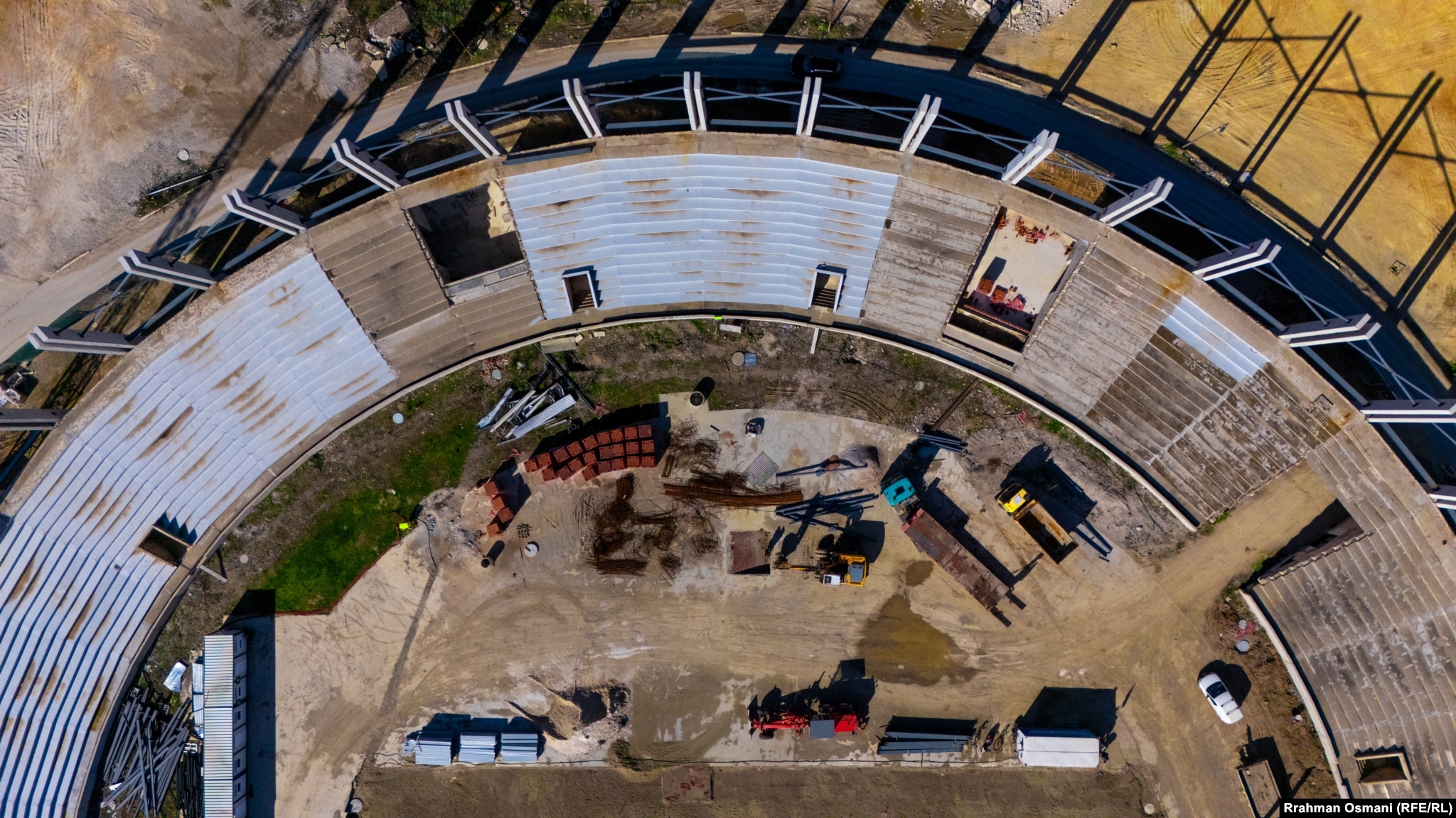 Punimet në stadiumin "Adem Jashari" në Mitrovicë, i ndërtuar në vitet '70, po shkojnë me ritëm të ngadalshëm. Ky stadium pritet t'i ketë rreth 18 mijë ulëse, pamjaftueshëm për t'i plotësuar kushtet për ceremoninë hapëse dhe mbyllëse të Lojërave Mesdhetare.