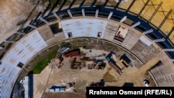 Punimet në stadiumin "Adem Jashari" në Mitrovicë, i ndërtuar në vitet '70, po shkojnë me ritëm të ngadalshëm. Ky stadium pritet t'i ketë rreth 18 mijë ulëse, pamjaftueshëm për t'i plotësuar kushtet për ceremoninë hapëse dhe mbyllëse të Lojërave Mesdhetare.