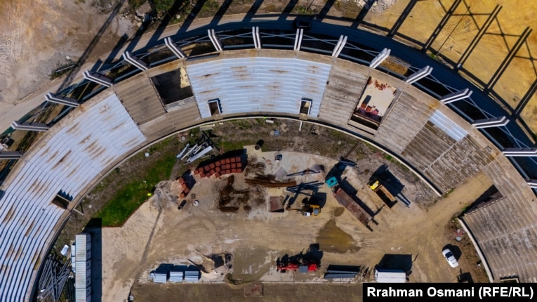 Punimet n&euml; stadiumin "Adem Jashari" n&euml; Mitrovic&euml;, i nd&euml;rtuar n&euml; vitet '70, po shkojn&euml; me rit&euml;m t&euml; ngadalsh&euml;m. Ky stadium pritet t'i ket&euml; rreth 18 mij&euml; ul&euml;se, pamjaftuesh&euml;m p&euml;r t'i plot&euml;suar kushtet p&euml;r ceremonin&euml; hap&euml;se dhe mbyll&euml;se t&euml; Loj&euml;rave Mesdhetare.