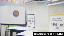 Glasačke kutije na biračkom mjestu u Prištini