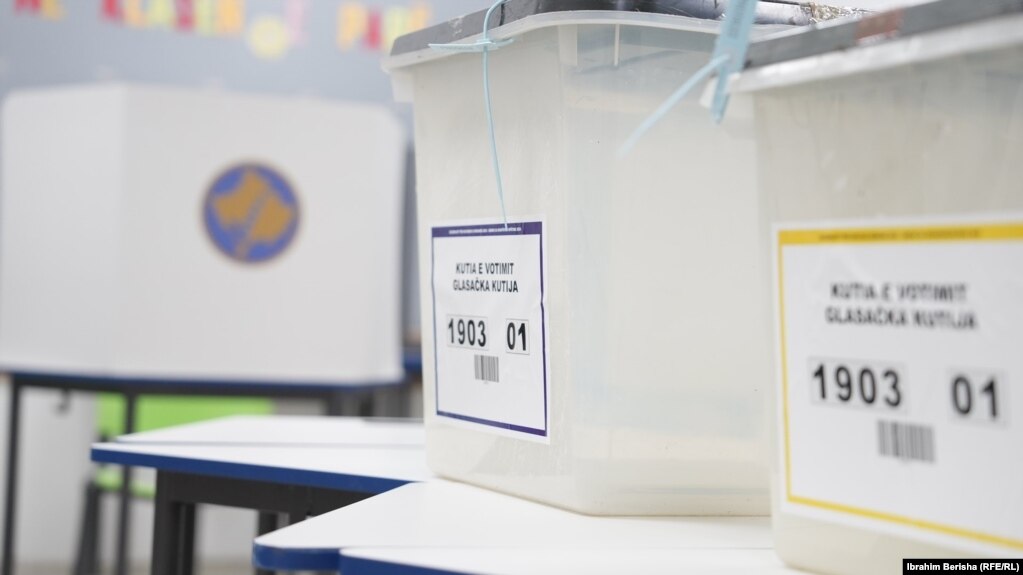 Kuti votimi në një qendër votimi të zgjedhjeve lokale të Kosovës, Prishtinë, 12 tetor 2025. 
