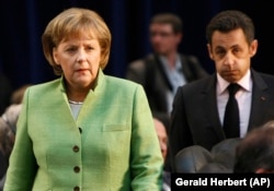 Тодішні канцлер Німеччини Ангела Меркель (ліворуч) і президент Франції Ніколя Саркозі (праворуч) підходять до своїх місць під час саміту НАТО в Бухаресті, 3 квітня 2008 року