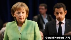 Cancelara germană Angela Merkel și președintele francez Nicolas Sarkozy la summitul NATO de la București, România, 3 aprilie 2008.