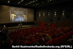 Президент Радіо Свобода Стівен Капус виступає на прем'єрі документального фільму «Поверніть мені ім'я», автор Мар'ян Кушнір, Київ, 10 лютого 2026 року