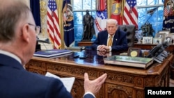 د امريکا ولسمشر ډانلډ ټرمپ د جنورۍ پر ۱۴مه په سپينه ماڼۍ کې د رویټرز اژانس له خبریال سره د مرکې پر مهال. 