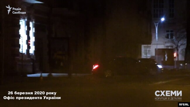 26 березня знімальна група зафіксувала, як Mercedes, яким віднедавна користується Андрій Єрмак, залишив Офіс президента