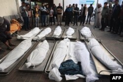 Palestinci oplakuju poginule tokom noći u izraelskom bombardovanju grada Rafa, 17. novembar 2023.