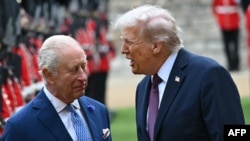 Britanski kralj Charles III (lijevo) i američki predsjednik Donald Trump (desno) razgovaraju dok vrše smotru počasne garde tokom ceremonijalnog dočeka u Kvadrantu dvorca Windsor u Windsoru, 17. septembra 2025. godine, tokom druge državne posjete američkog predsjednika.