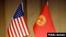 АКШ менен Кыргызстандын желектери.