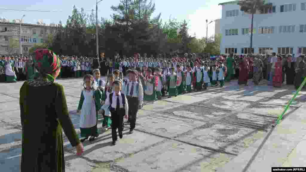 Täze okuwçylar ilkinji sapaklaryna başlaýarlar.