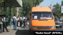 На автобусной остановке в Таджикистане.