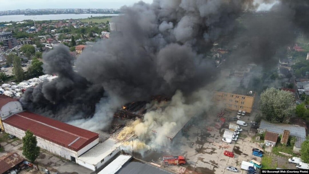 Pompierii intervin joi pentru stingerea unui incendiu izbucnit la un depozit şi la un service auto din Sectorul 6 al Capitalei.