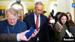 Liderul majorității republicane din Senat, John Thune, vorbindu-le jurnaliștilor pe holul Congresului, în urma votului din 9 noiembrie