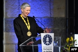 Марыя Калесьнікава падчас цырымоніі ўзнагароджваньня.