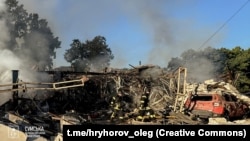 Зокрема, удар прийшовся по промисловій зоні на околиці Сум, там тривали аварійно-пошукові роботи