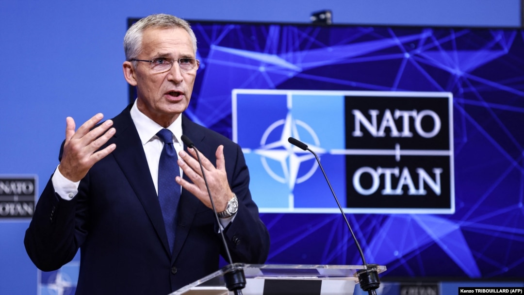 „Vom ajuta Ucraina pe termen lung pentru a face tranziția de la capacități militare din era sovietică la capacități militare moderne NATO. Nu ne lăsăm intimidați. Rusia știe că dacă va ataca nuclear Ucraina, consecințele sunt foarte grave”, a spus Jens Stoltenberg .
