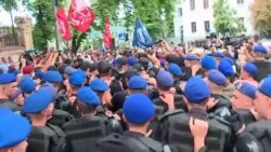 Сутички у Києві: противники ЛГБТ-акції побилися з поліцією (відео)