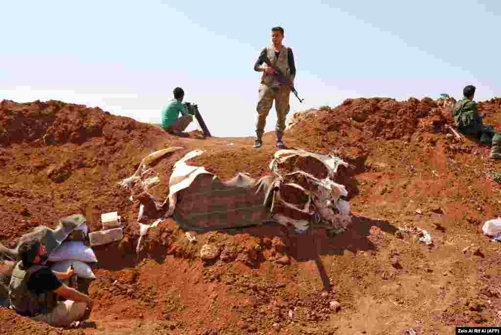 آن&zwnj;دسته از شورشیانی که تسلیم نشده و در ادلب مانده&zwnj;اند آماده نبرد با نیروهای دولتی می&zwnj;شوند. هرچند در هفته&zwnj;های اخیر بین خود شورشیان نیز درگیری&zwnj;های مرگباری رخ داده&zwnj;است.