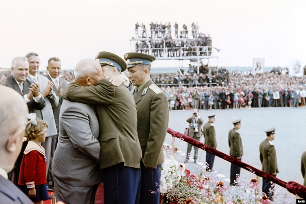Кольорова фотографія з тієї ж церемонії в 1962 році