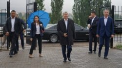 Мурдагы президент Алмазбек Атамбаев партиялаштары менен.