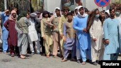 Avganistanci u redu ispred banke kako bi podigli svoj novac nakon preuzimanja talibana u Kabulu, 1. septembra 2021.