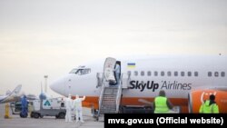 Літак із евакуйованими з Китаю українцями та іноземцями під час дозаправки в «Борисполі»