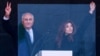 رضا پهلوی در کنار همسرش، یاسمین، در گردهم‌آیی مونیخ در بهمن ۱۴۰۴، دو هفته قبل از حمله آمریکا و اسرائیل