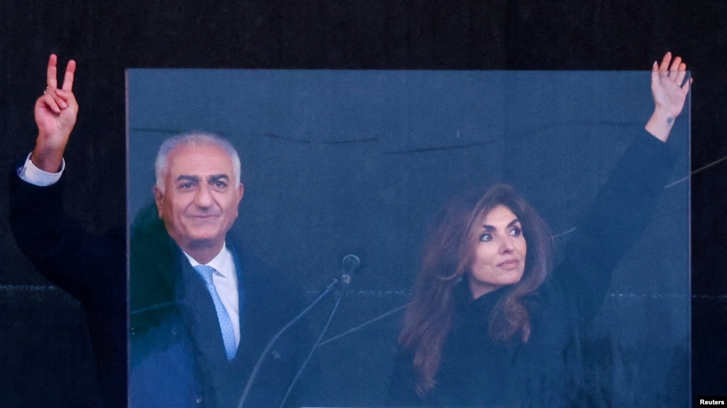 شاهزاده رضا پهلوی و همسرش در گردهمایی اعتراضی بزرگ ایرانیان در مونیخ