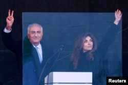 Рэза Пэхлеві з жонкай Язьмінай выступае на акцыі пратэсту ў Мюнхэне 14 лютага 2026