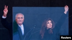 شاهزاده رضا پهلوی و همسرش در گردهمایی اعتراضی بزرگ ایرانیان در مونیخ