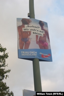 Плакат AfD в Берлине спрашивает, немцы хотят видеть бурки, или бикини