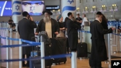 Pasageri profitând de reluarea zborurilor de la aeroportul Ben Gurion (Tel Aviv) după armistițiul cu Iranul. 