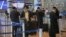 Pasageri profitând de reluarea zborurilor de la aeroportul Ben Gurion (Tel Aviv) după armistițiul cu Iranul. 
