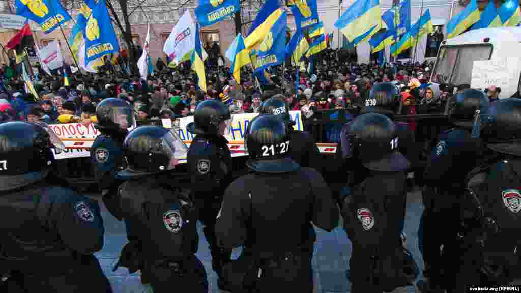 Kiyev, 3 dekabr 2013. Polislə aksiya iştirakçıları arasında qarşıdurma.&nbsp;