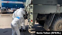 Нұр-Сұлтан көшесін дезинфекциялап жүргендер. 20 наурыз 2020 жыл.