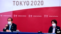 Președinta Jocurilor Olimpice de la Tokyo, Seiko Hashimoto (dreapta), alături de Toshiro Muto (stânga), CEO-ul acestora, într-o conferință de presă la Tokio, joi, 8 iulie 2021.