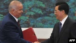 O‘R Prezidenti I.Karimov (ch) va XXR raisi Xu Szintao, Pekin, 2011 yil 19 aprel