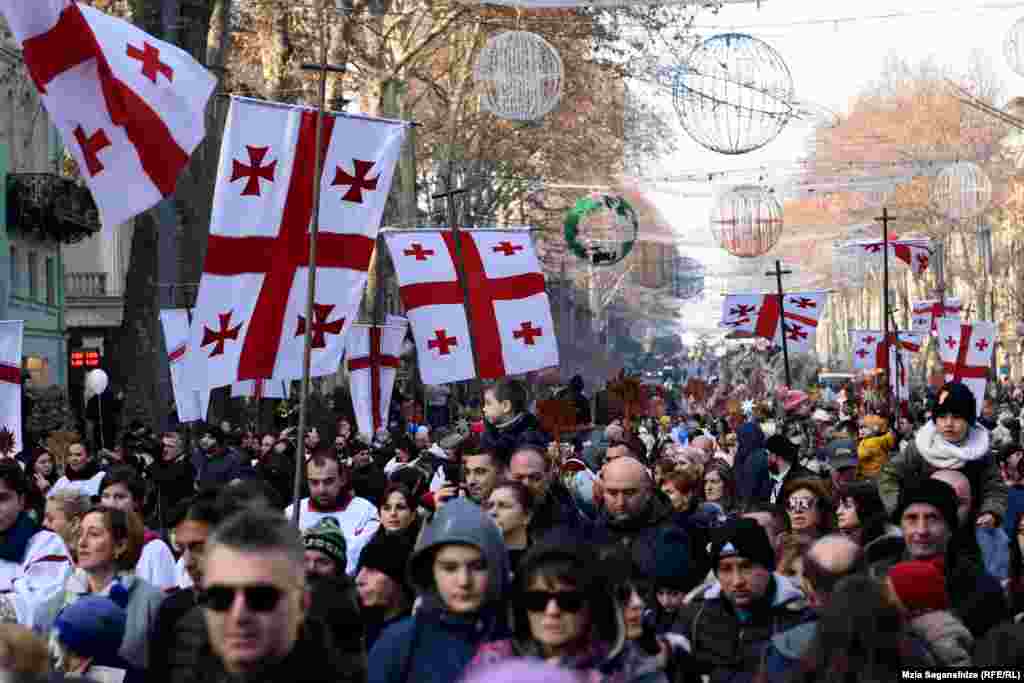 "ალილოს" მონაწილეები პირველი რესპუბლიკის მოედნიდან სამების საკათედრო ტაძრამდე ფეხით მიდიან.